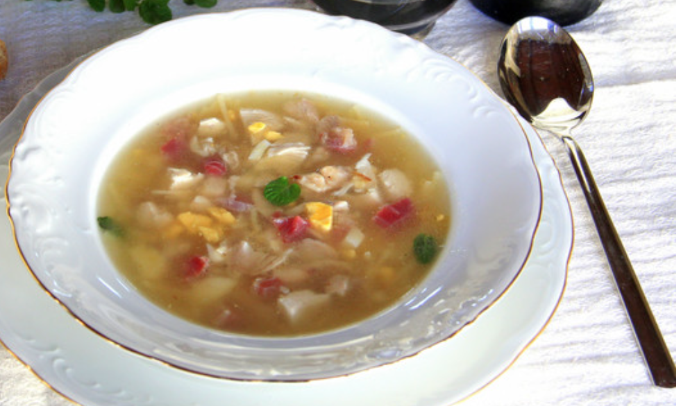 Ensalada de pimientos asados atún y huevo con sopa de picadillo